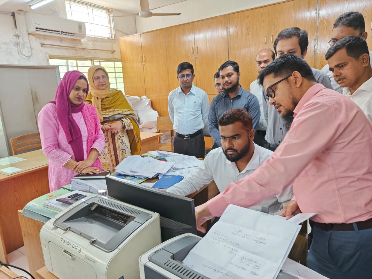 সম্মানিত সিএএফও মহোদয়ের উপস্থিতিতে বিসিএস (অডিট এন্ড একাউন্টস) ৪১ ব্যাচের এটাচমেন্ট প্রোগ্রামের হাতে কলমে বিল পাসের স্থির চিত্র।